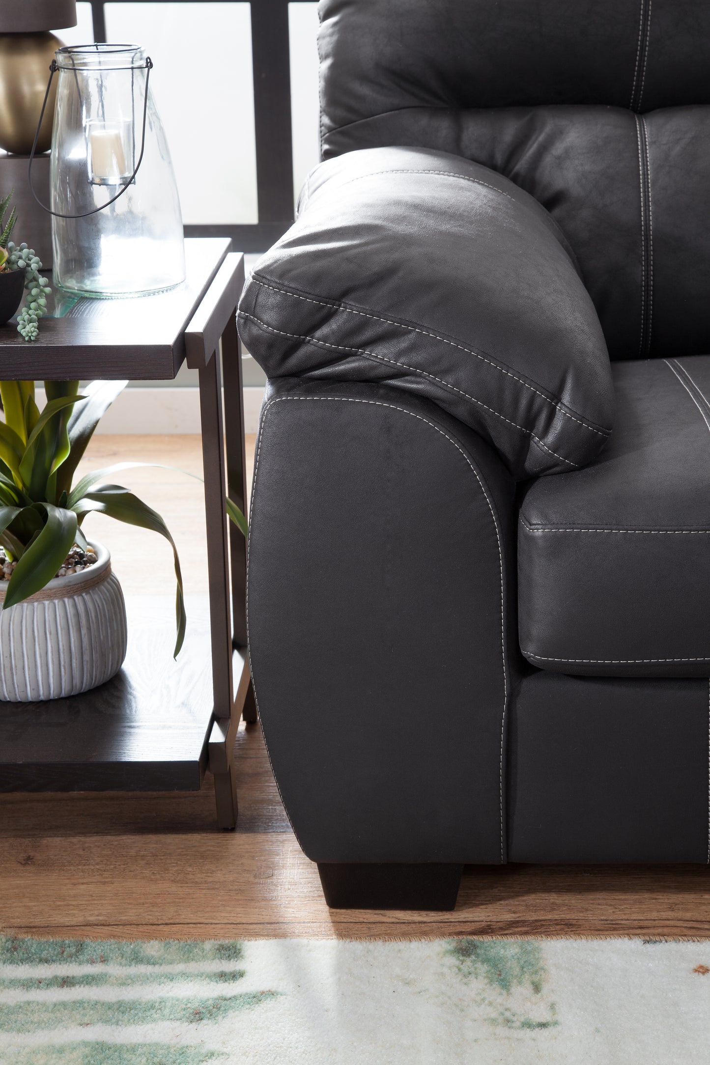 Maverick Black Loveseat